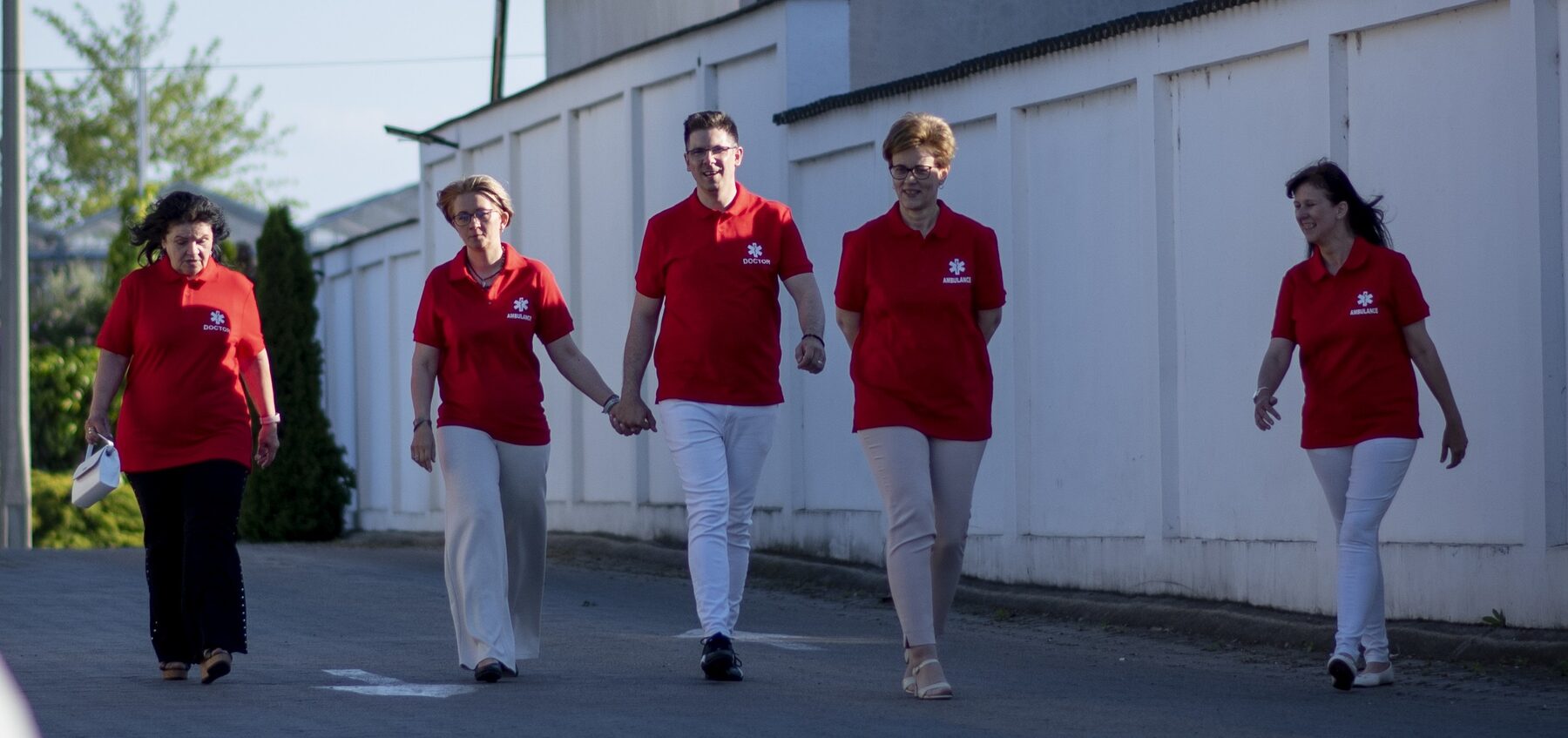 Az ARK MED csapata pirosban sétálva